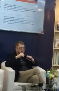 कोलकाता पुस्तक प्रदर्शनामध्ये बोलताना लेखक आन्द्रेई गेलासिमव .