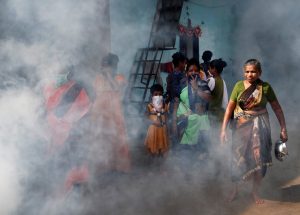 कोरोना विषाणूचा संसर्ग रोखण्यासाठी मुंबई महानगरपालिकेकडून धारावीत निर्जुंतक फवारणी केली जात आहे. ८ एप्रिल,२०२०, छायाचित्र : फ्रान्सिस मस्कारेन्हस, रॉयटर