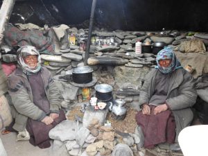 ग्या गावातील मेंढपाळ त्सेरिंग आणि लामो २०१६ च्या हिवाळ्यात न्यायुल येथील कॅम्पमध्ये राहत असतांना. १९८०पासून ग्या सारख्या गावांतील मेंढपाळ कुटुंबांची संख्या कमी झाली आहे. परंतु गुरचराई हा आजही येथील उपजीविकेचा महत्त्वाचा स्त्रोत आहे. छाया: कर्मा सोनम/एनसीएफ