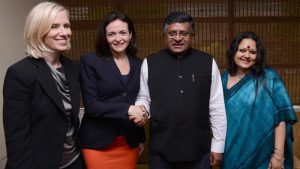 माहिती प्रसारण मंत्री रवीशंकर प्रसाद यांच्याबरोबर फेसबुकच्या मुख्य संचलन अधिकारी मेरील सॅंडबर्ग आणि आंखी दास. 
