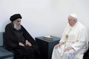 पोप फ्रान्सिस यांनी इराकमधील सर्वात शक्तीशाली समजले जाणारे शिया धर्मगुरू अयातोल्ला अली अल-शिस्तानी यांची त्यांच्या घरी जाऊन भेट घेतली.