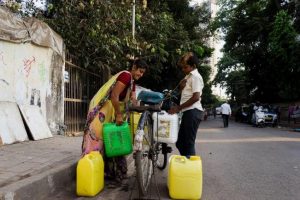 उन्नतीच्या संधींना हरवून बसणे: सामान्यतः महिलांनीच घरासाठी पाणी संकलन आणि साठवणुकीचा भार उचलावा लागतो. मुंबईतील लोअर परळ भागातील छायाचित्र. (फोटो: सूरज कातरा )