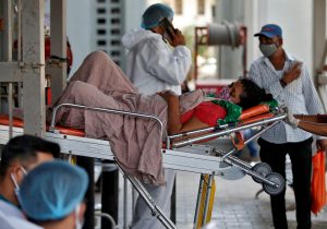 A patient is wheeled inside a hospital for treatment, amidst the spread of COVID-19 in Ahmedabad, India, April 19, 2021. Photo: Reuters/Amit Dave