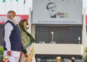 बांग्लादेशात पंतप्रधान नरेंद्र मोदी आणि बांग्लादेशच्या पंतप्रधान शेख हसीना. 