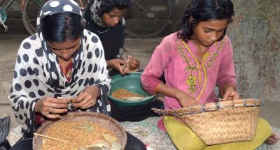 ग्रामीण बंगालमधील मुलींचे लहानपण, बिडी कुस्करते आहे