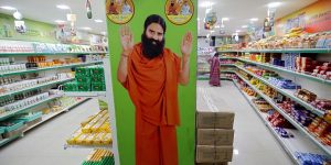 बाबा रामदेव यांच्या पतंजलीची बाजारात घसरण
