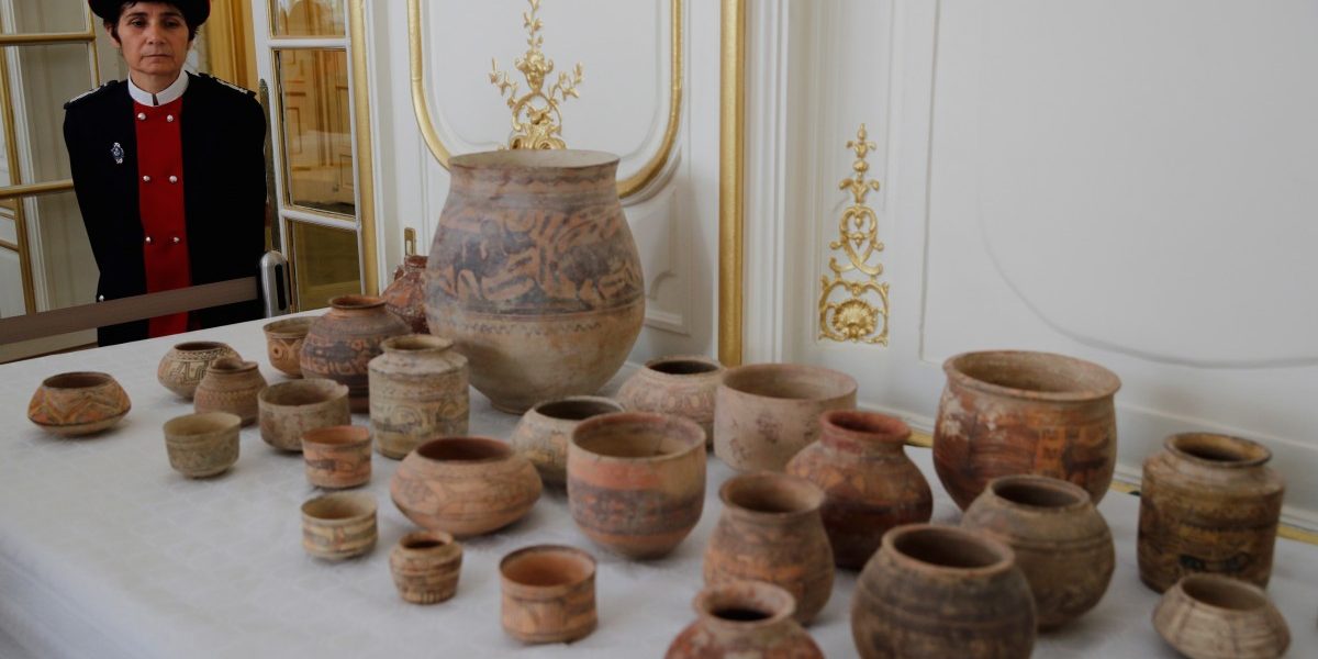 फ्रान्सकडून ४०० पुरातन वस्तू पाकिस्तानला परत
