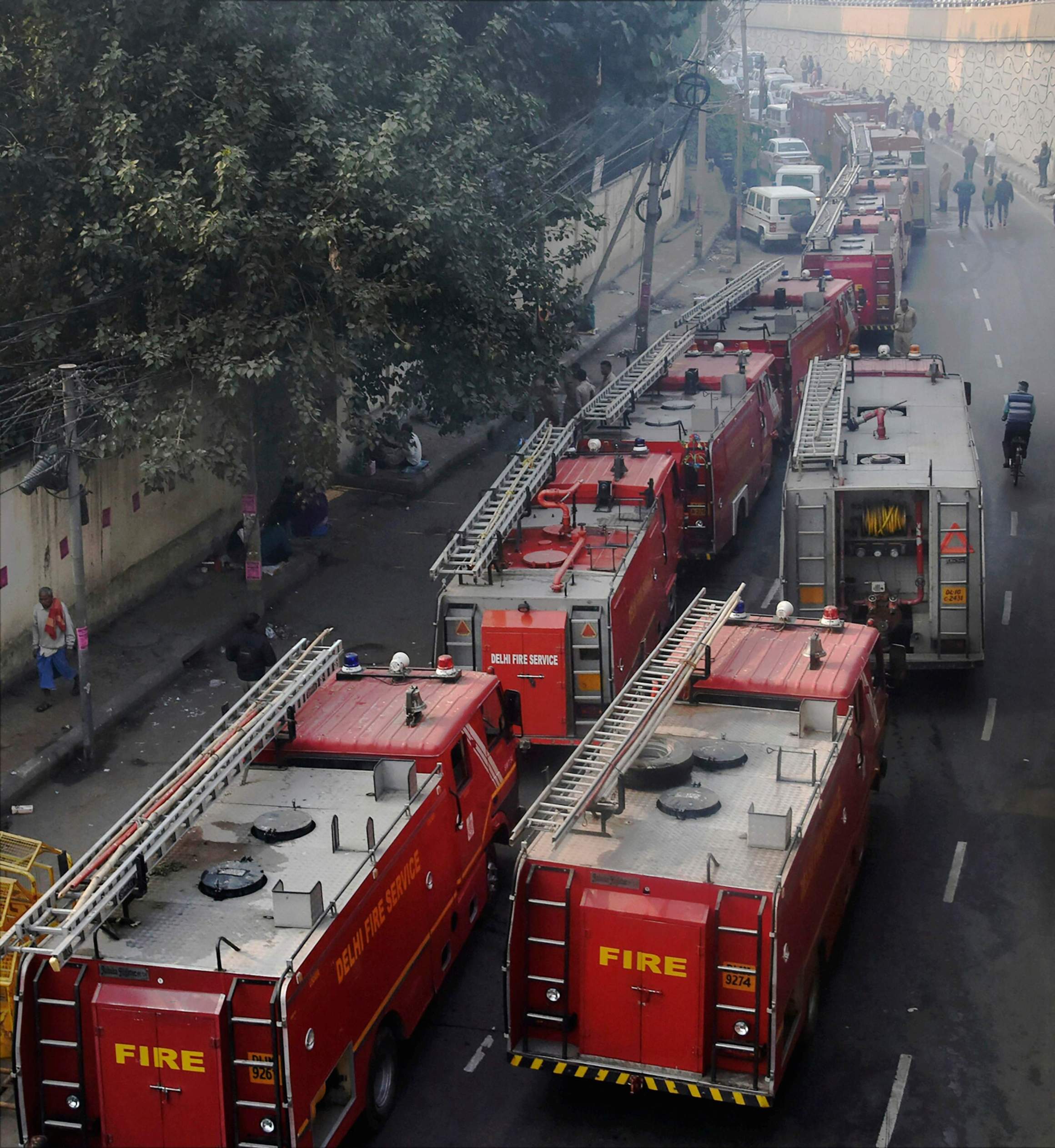 दिल्लीत धान्य बाजाराला लागलेल्या आगीत ४३ होरपळले