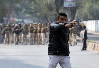 पोलिसांसमोर युवकाचा जामियातील विद्यार्थ्यांवर गोळीबार पोलिसांसमोर युवकाचा जामियातील विद्यार्थ्यांवर गोळीबार