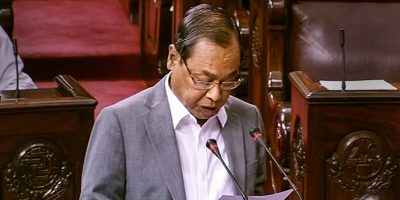 शपथ घेताना गोगोई यांच्याविरोधात ‘शेम.. शेम’च्या घोषणा