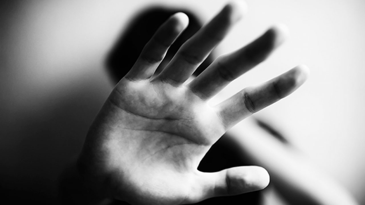 घरगुती हिंसाचारः गृहिणींच्या आत्महत्येमागचे मुख्य कारण