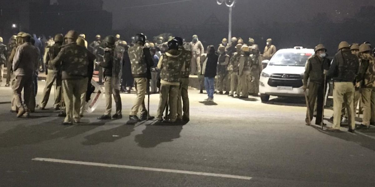 दिल्ली-उ. प्रदेश सीमेवर आंदोलक-पोलिसांमध्ये तणाव