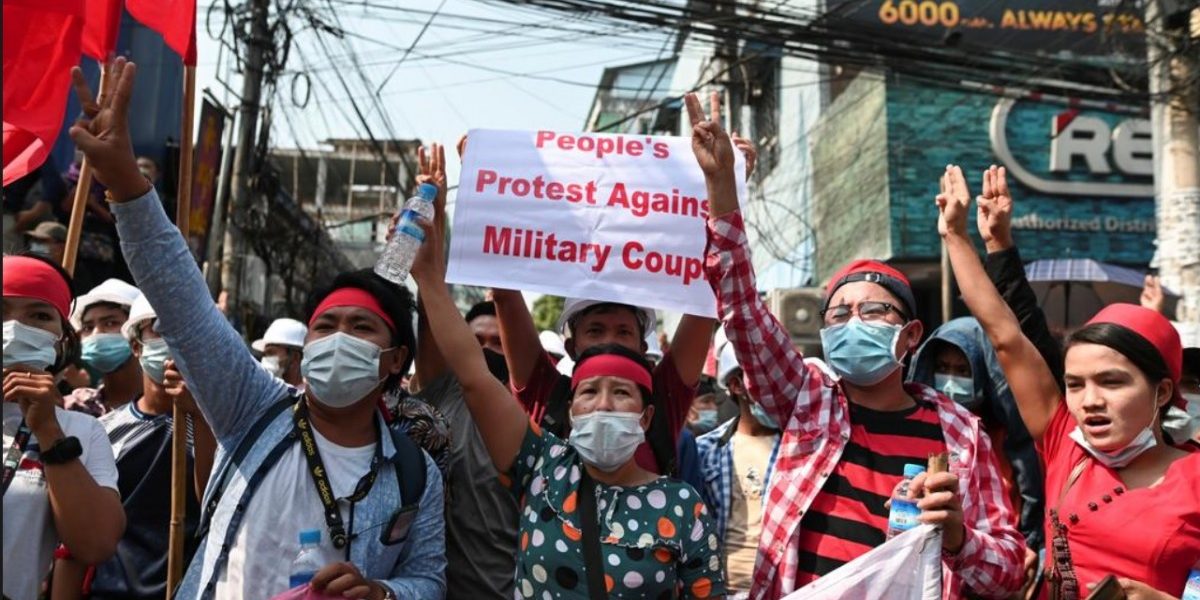म्यानमारः लष्कराविरोधात हजारो नागरिकांची निदर्शने