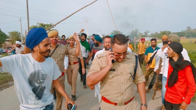 उ. प्रदेशः मंत्र्यांच्या मुलाच्या गाडीखाली २ शेतकरी चिरडून ठार उ. प्रदेशः मंत्र्यांच्या मुलाच्या गाडीखाली २ शेतकरी चिरडून ठार