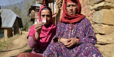 काश्मीर: तीन आदिवासींना अटक, पोलिसांवर प्रश्नचिन्ह काश्मीर: तीन आदिवासींना अटक, पोलिसांवर प्रश्नचिन्ह