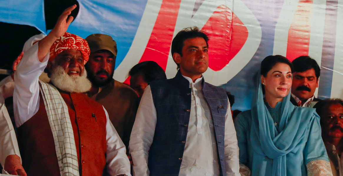 इम्रान खान सरकार पडण्याची शक्यता; मित्र पक्षांनी साथ सोडली