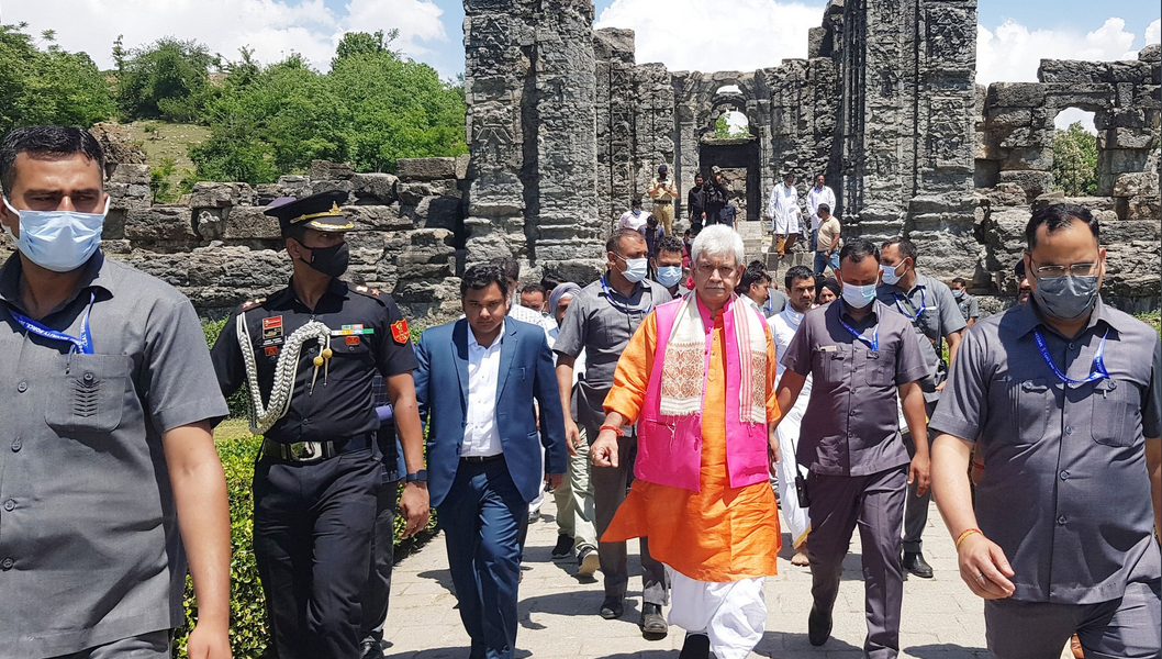 जम्मू-काश्मीर राज्यपालांच्या सूर्य मंदिरातील पूजेवर पुरातत्व खाते नाराज