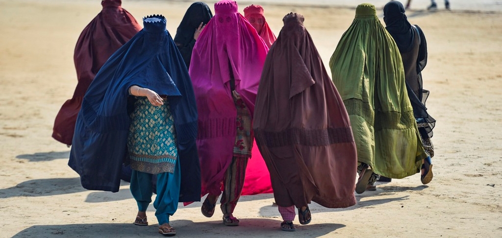 महिलांना संपूर्णपणे झाकून घेण्याचा तालिबानचा आदेश