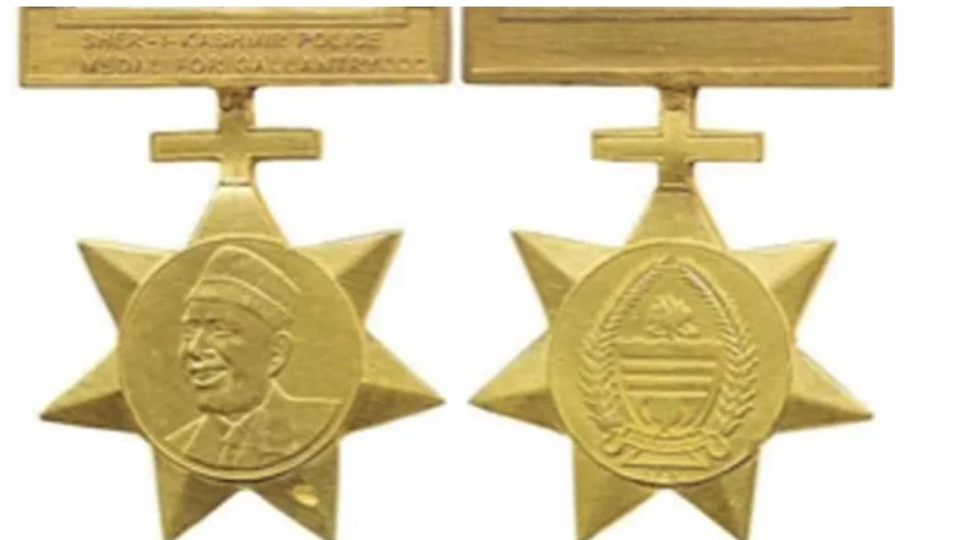पोलिस शौर्य पदकावरचे शेख अब्दुल्लांचे नाव हटवले