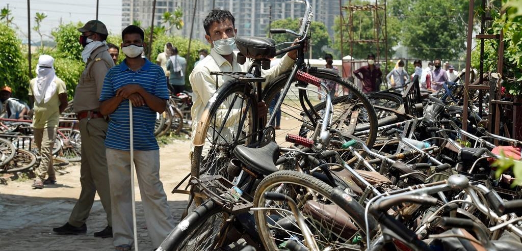 कोरोनाः मजुरांच्या जप्त सायकली विकून २३ लाख कमावले