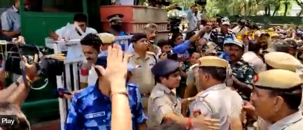 दिल्ली पोलिसांची काँग्रेस मुख्यालयात घुसून कार्यकर्त्यांना मारहाण